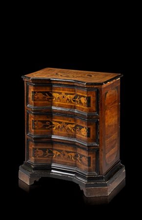 Comodino lastronato di forma scantonata a tre cassetti con fronte e coperchio