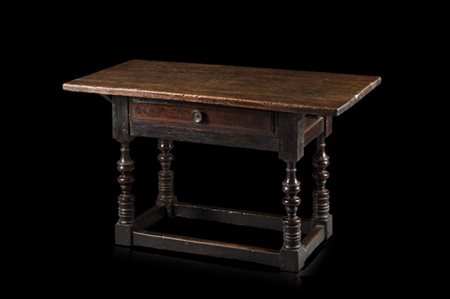 Tavolo in noce di forma rettangolare ad un cassetto sottopiano