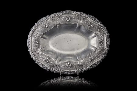 Centrotavola in argento con bordo cesellato e sbalzato decorato da valve di con