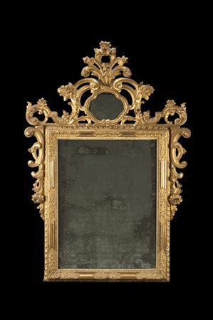 Specchiera in legno intagliato e dorato con fregi traforati e scolpiti a fiori