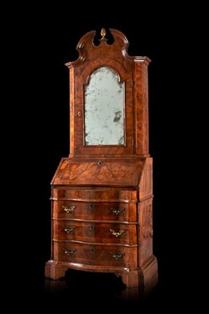 Trumeau lastronato in noce con parte superiore ad un'anta a specchio e cimasa s