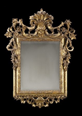 Specchiera in legno intagliato e dorato con cimasa e fregio traforati e scolpit