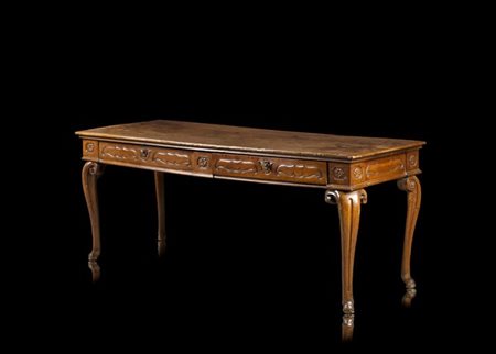 Tavolo in noce di forma rettangolare con fascia a due cassetti intagliata a vol