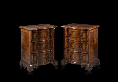 Coppia di mobiletti lastronati in noce e legni vari, con fronte, fianchi e cope