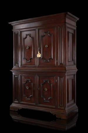 Canonica a due corpi in noce con fronte a quattro ante pannellate e pianetto es