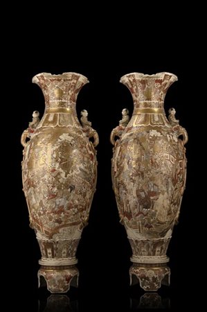 Coppia di grandi vasi biansati in porcellana Satsuma interamente decorati in po