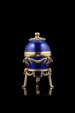 VICTOR MAYER. Uovo in oro e smalto guilloché modello Fabergé decorato da caboch
