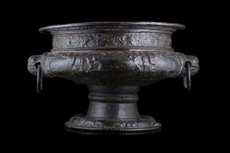 Arte dell'Italia Centrale, inizio del secolo XVII. Vaso biansato in rame sbalza