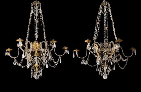 Coppia di lampadari a sei braccia in metallo dorato decorato da pendagli, perli