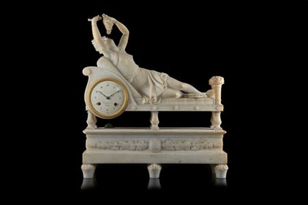 COURVOISIER ET COMP
Orologio da appoggio in alabastro a soggetto allegorico. La