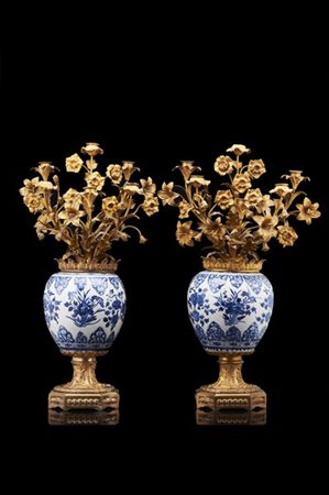 Manifattura del secolo XIX. Coppia di candelieri a sei fiamme con corpi in porc