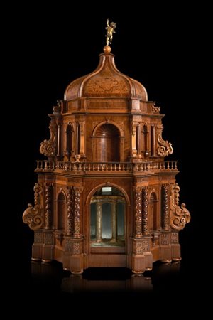 Modello di tempietto in pioppo, abete e castagno, lastronato in rigatino di noc