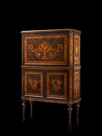 Giuseppe Maggiolini Secretaire in noce e abete lastronato, filettato e intarsiat