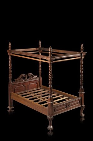 Letto da bambini a baldacchino in legno intagliato, montati torniti. Puntali a