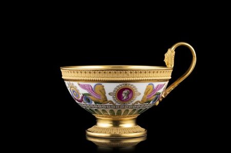 Manifattura di Nast, Parigi, inizio secolo XIX. Tazza in porcellana con profili