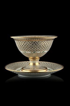 Manifattura di Vienna, secolo XIX. Centrotavola in porcellana traforato e profi