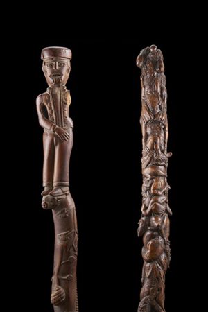 Lotto composto da un bastone da pellegrino interamente intagliato a guerrieri,