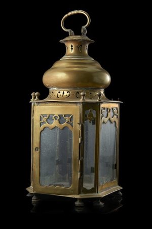 Lanterna di forma ottagonale in vetro e ottone decorato a volute, presa sagomat