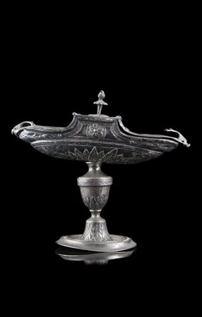 Navicella in argento sbalzato con base circolare decorata a foglie d'acanto. Pr