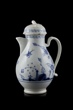 Manifattura di Vienna, secolo XIX. Caffettiera in porcellana con decoro a fiori