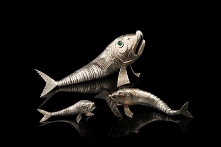 Lotto di tre pesci in argento sbalzato e cesellato con corpi snodabili ed occhi