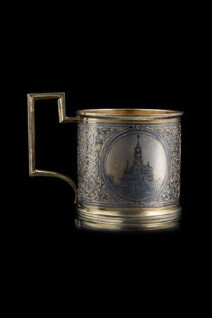 Porta bicchiere in argento e vermeille inciso e niellato a volute e medaglioni