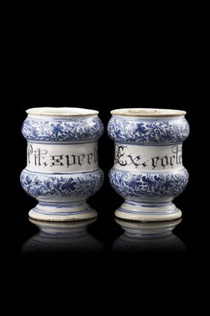 Manifattura della fine del secolo XVIII. Coppia di albarelli a rocchetto in mai