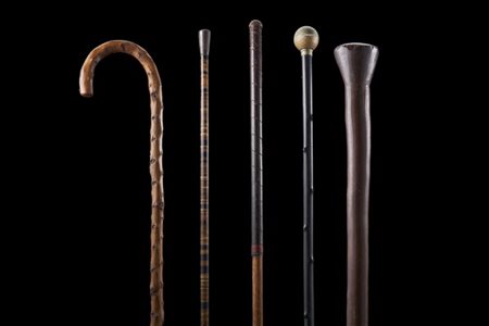 Lotto composto da una mazza africana e quattro bastoni in legno e altri materia