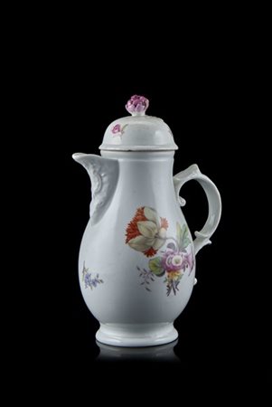 Manifattura di Frankenthal, fine secolo XVIII. Piccola caffettiera in porcellan