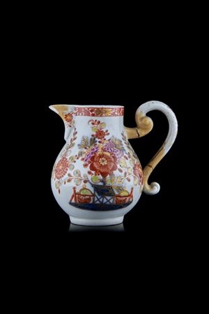 Manifattura di Meissen, secolo XVIII. Lattiera in porcellana dipinta in policro