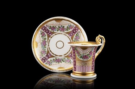 Manifattura francese, secolo XIX. Tazzina da caffè con piattino in porcellana a