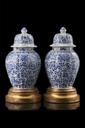 Manifattura di Delft, secolo XVIII-XIX. Coppia di piccole potiche con coperchio