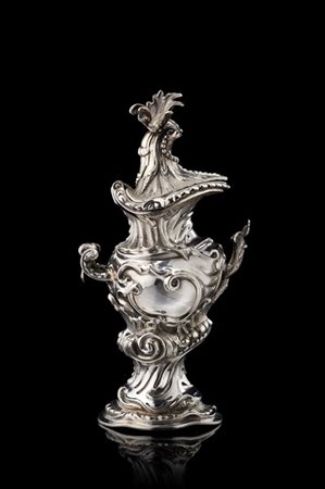 Versatoio in argento a corpo interamente sbalzato a volute e valve di conchigli