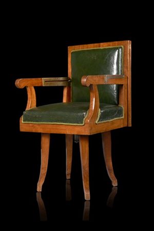 Poltrona da campo girevole in ciliegio, con schienale ribaltabile a scrittoio,