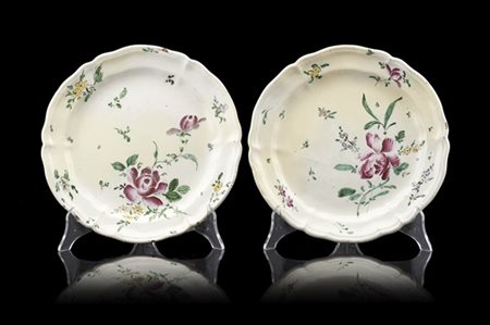 Manifattura di Lodi, secolo XVIII. Coppia di piatti in maiolica a bordo mistili