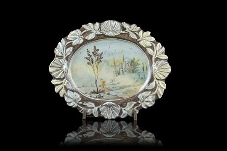 Manifattura di Pavia, secolo XVIII. Piatto ovale in maiolica policroma. Tesa de