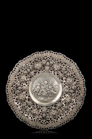 Centrotavola in argento sbalzato e cesellato con tesa decorata da fiori e volut