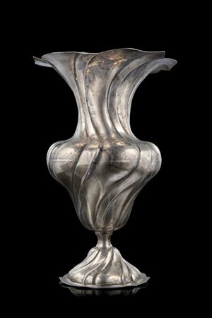 Vaso in argento a spirale. Titolo 800. Punzoni di difficile lettura (h. cm 39)