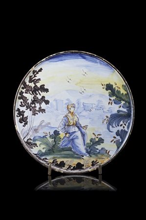 Manifattura ligure, secolo XVIII. Alzata in maiolica decorata in policromia a f