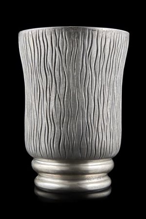 Vaso in argento di gusto Novecento con corpo decorato a motivi stilizzati. Tito