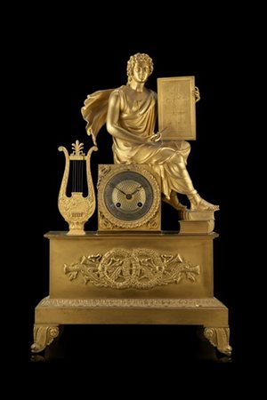 Pendola in bronzo dorato a tema mitologico. Quadrante argentato a cifre romane,