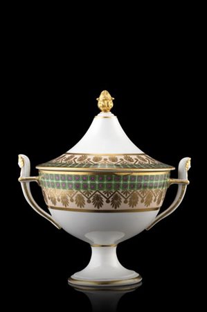 Manifattura Ginori, secolo XIX. Tazza da brodo biansata in porcellana con coper