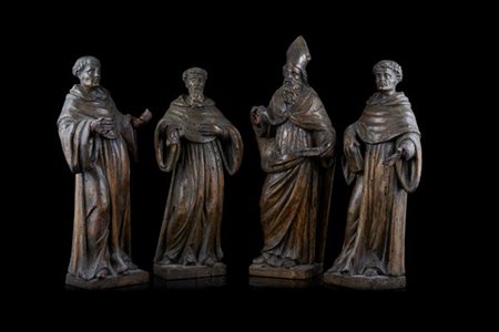 Artista del secolo XVIII. Quattro figure in legno intagliato raffiguranti frati