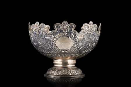 Rinfrescatoio in argento sbalzato a decori floreali, monogrammato e datato 1952