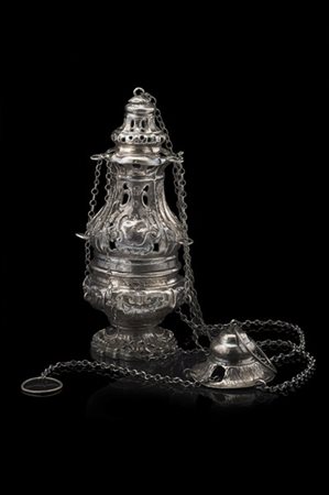 Turibolo in argento cesellato e decorato a foglie d'acanto e traforato. Cartell