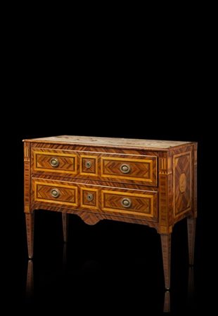 Cassettone lastronato, filettato e intarsiato in legni vari. Fronte a due casse
