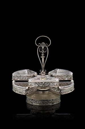 Antipastiera in argento traforato e cesellato a volute e motivi fogliati, forma