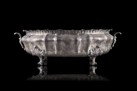 Centrotavola biansato in argento a quattro piedini mossi terminanti a riccioli.