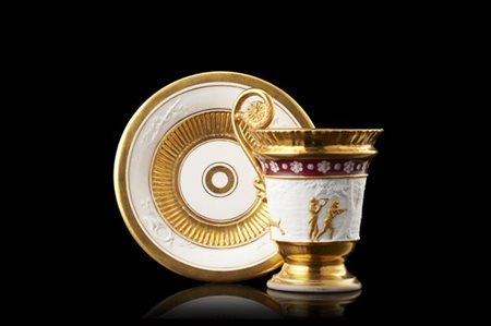 Manifattura francese, inizio secolo XIX. Tazzina con piatto in porcellana dipin