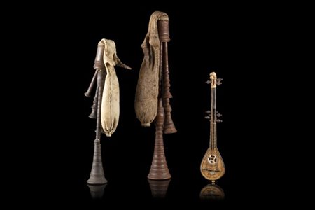 Arte napoletana del secolo XIX. Gruppo di strumenti musicali composto da un cis